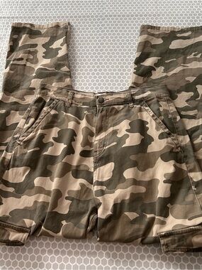 refuge Camouflage Oversized Cargo Pants - Green & Tan Size L